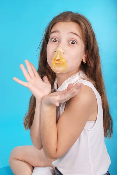 Giovane ragazza che gioca con gomma da masticare — Foto Stock