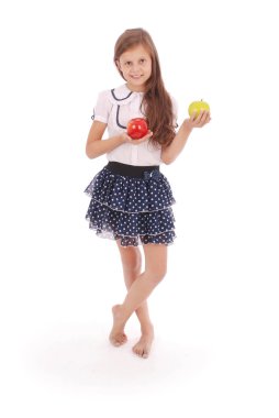 İki elma tutan mutlu güzel kız