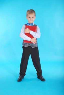 Çocuk okul üniformalı bir kırmızı kitap
