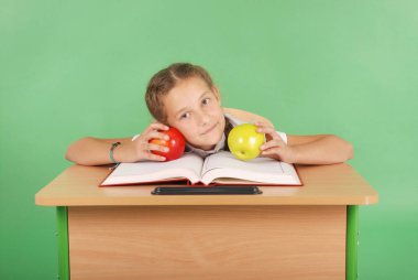 Eğitim, insanlar, çocuklar ve okul kavramı - genç liseli kız