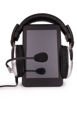 Siyah tablet Pc ve kulaklık (kırpma yolu)