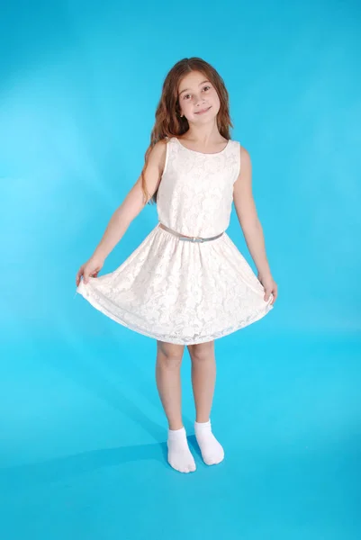 Allegro giovane ragazza in abito bianco — Foto Stock