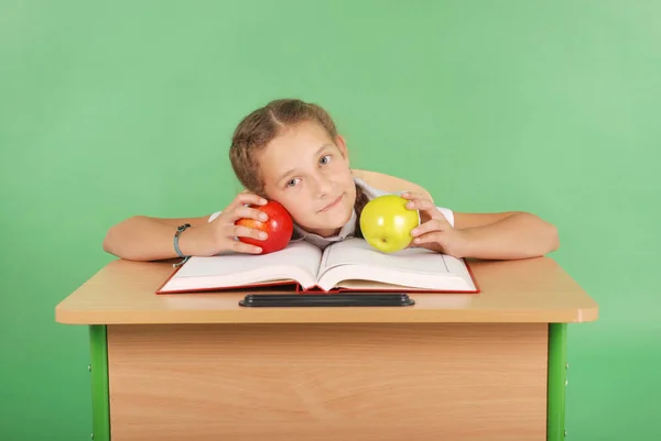 Koncepcja edukacji, ludzie, dzieci i szkoła - młode uczennice — Zdjęcie stockowe