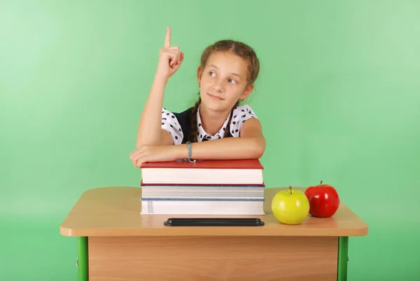 Meisje in een schooluniform verhogen hand vraag — Stockfoto