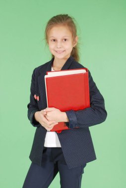 Genç liseli kız kırmızı kitap ile
