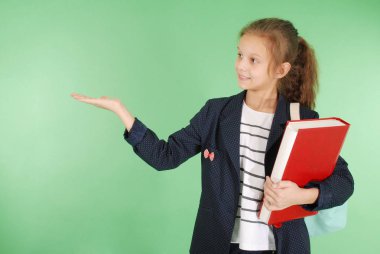 Genç liseli kız kırmızı kitap ve sırt çantası