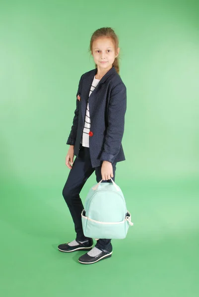 Junges Schulmädchen mit Rucksack — Stockfoto
