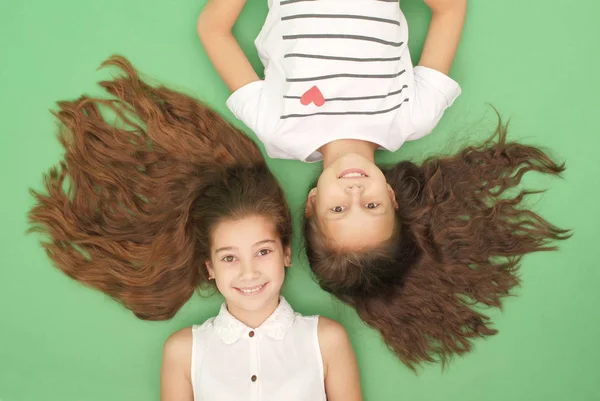 Retrato de dos chicas jóvenes con el pelo largo, vista superior —  Fotos de Stock