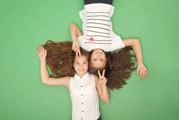 Retrato de dos chicas jóvenes con el pelo largo, vista superior —  Fotos de Stock