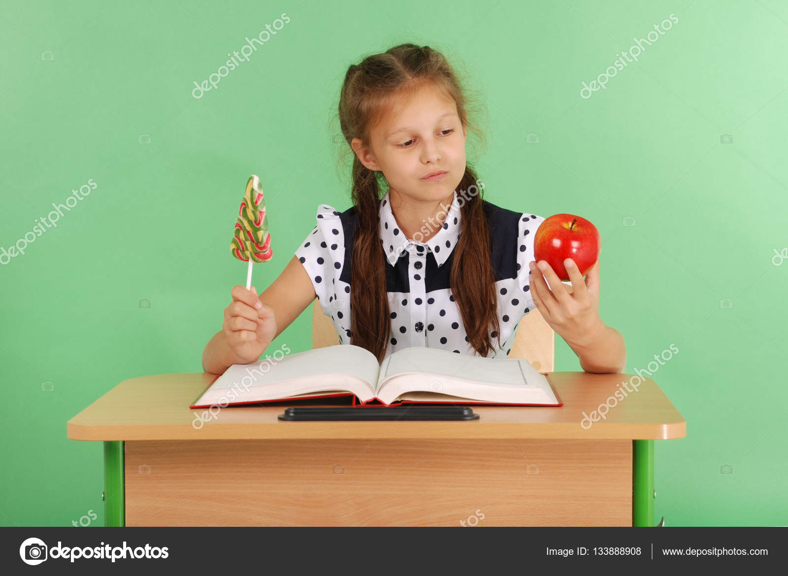 учитель ученица в кустах