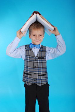 Bir kitap başında okul üniformalı çocuk