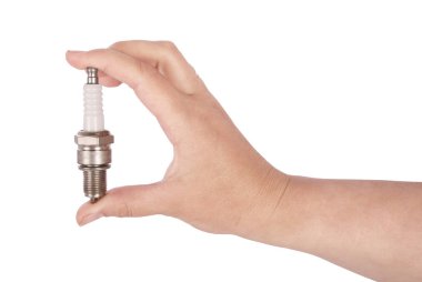 Yeni kıvılcım fişi bir el (kırpma yolu)