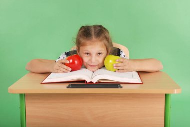 Eğitim, insanlar, çocuklar ve okul kavramı - genç liseli kız