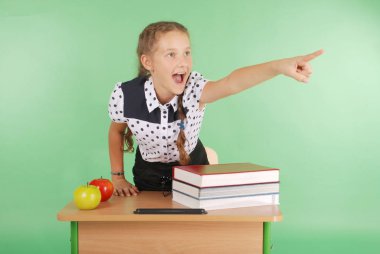 Kız bir resepsiyon ve Puan oturan bir okul üniformalı