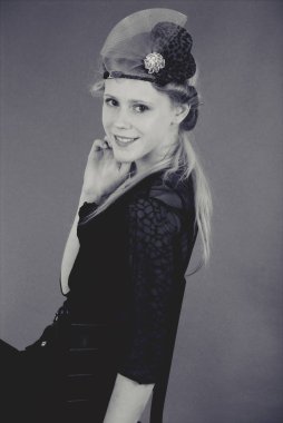 Genç kız bir sandalyede oturur