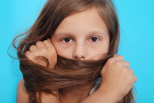 Retrato niñas cubre su cara con pelo — Foto de Stock