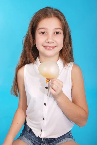 Jovem brincando com chiclete — Fotografia de Stock