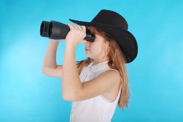Mladá dívka s dalekohledem — Stock fotografie