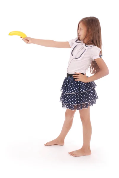 Une jeune fille tient la banane — Photo