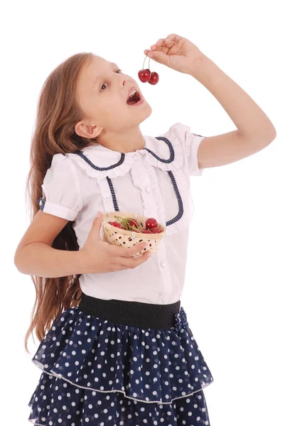 Menina segurando cerejas doces frescas — Fotografia de Stock