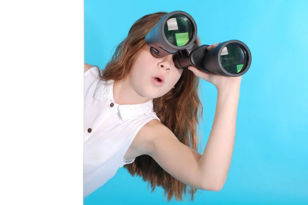 Young girl with binoculars — Stock Photo, Image