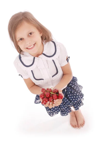 Menina segurando cerejas doces frescas — Fotografia de Stock