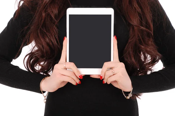 Genç kız bir boş dikey tablet ekran gösterilen — Stok fotoğraf