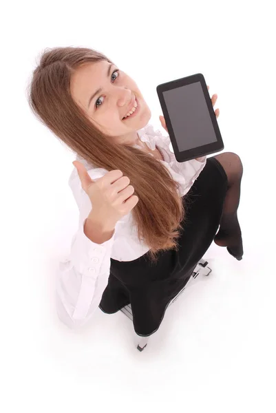 Красива молода жінка тримає цифровий планшет — стокове фото