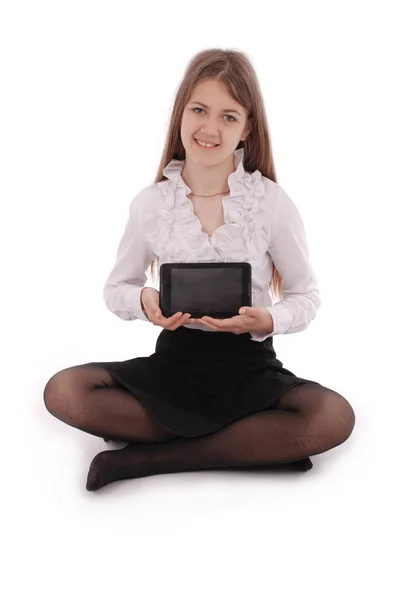 Piękna młoda kobieta trzyma cyfrowy tablicowy — Zdjęcie stockowe