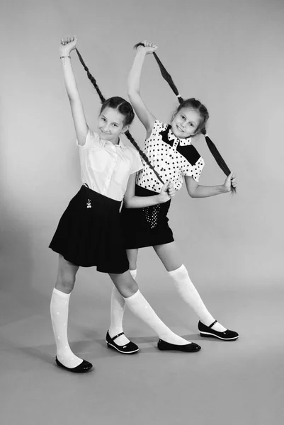 Дві школярки грають з розкладеним волоссям . — стокове фото
