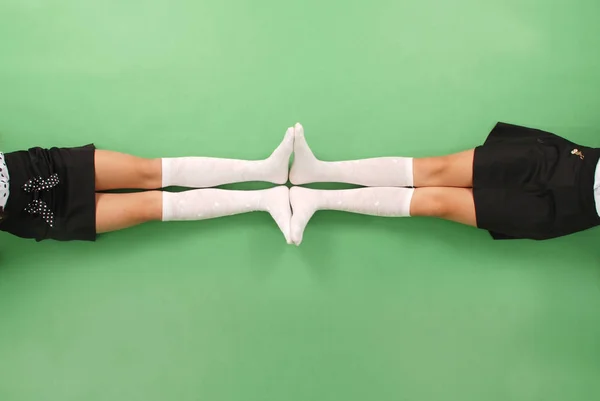 Duas meninas em meias de joelho de comprimento — Fotografia de Stock