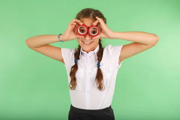 Hermosa chica de la escuela sosteniendo dos cinta aislante en los ojos —  Fotos de Stock