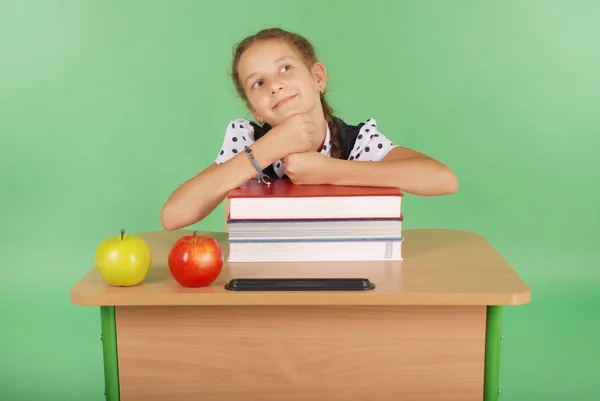 Éducation, personnes, enfants et concept scolaire - jeune écolière — Photo