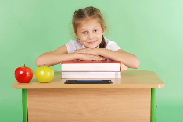 Onderwijs, mensen, kinderen en school concept - jonge school meisje — Stockfoto
