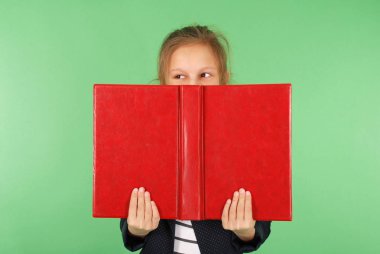 Genç liseli kız kırmızı kitap ile