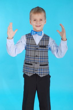 okul üniforması giyen çocuk