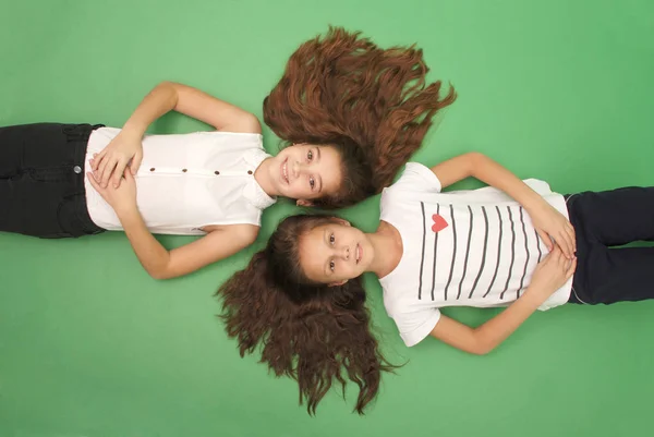 長い髪、トップ ビューで 2 つの若い女の子の肖像画 — ストック写真