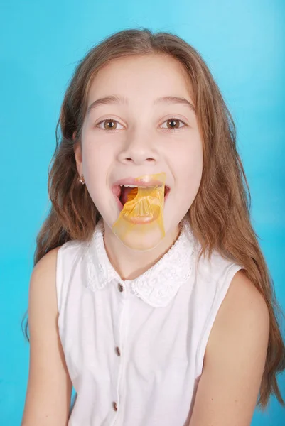 Giovane ragazza che gioca con gomma da masticare — Foto Stock