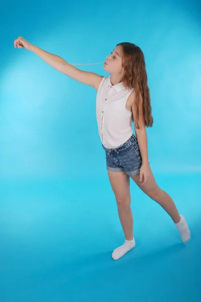 Молода дівчина грає з жувальною гумкою — стокове фото