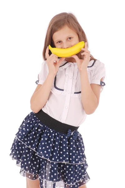 Jovencita sostiene un plátano en la boca, imitando una sonrisa — Foto de Stock