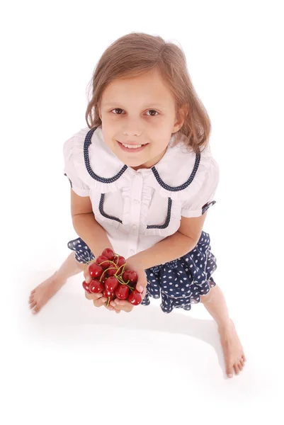 Menina segurando cerejas doces frescas — Fotografia de Stock