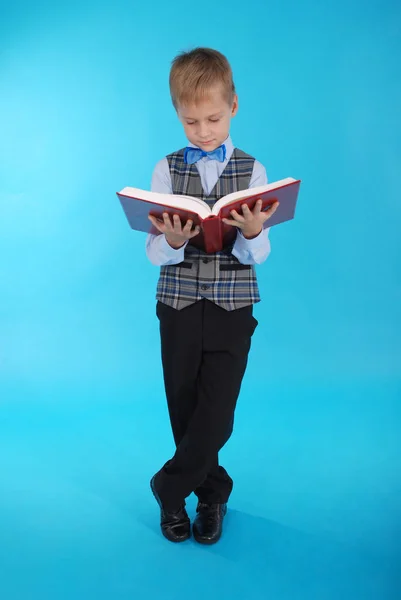Niño en uniforme escolar lectura libro abierto —  Fotos de Stock