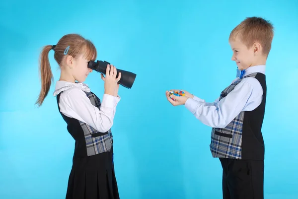 Školáka a školačka hraní s dalekohledem — Stock fotografie