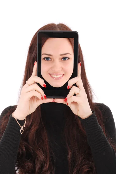 Portrait fille adolescente souriante avec tablette numérique faisant selfie — Photo