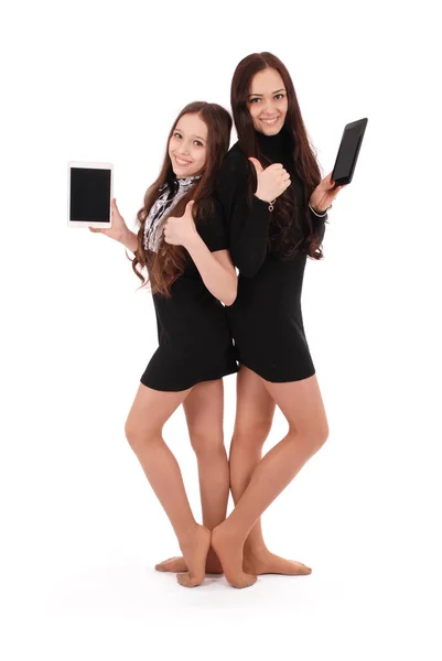 Duas meninas mantém tablet pc de pé lateralmente — Fotografia de Stock