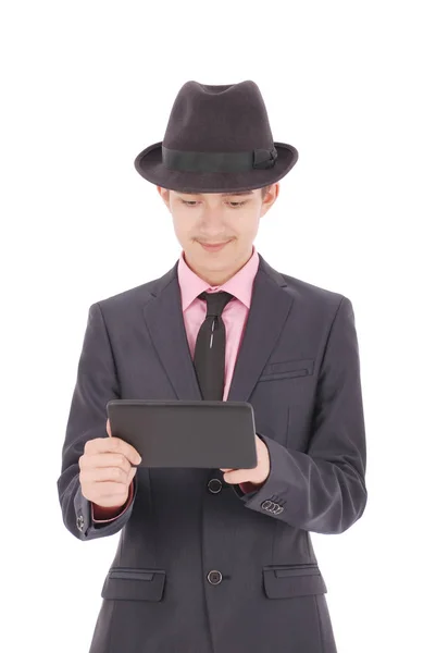 Niño en un traje negro sostener una tableta PC —  Fotos de Stock