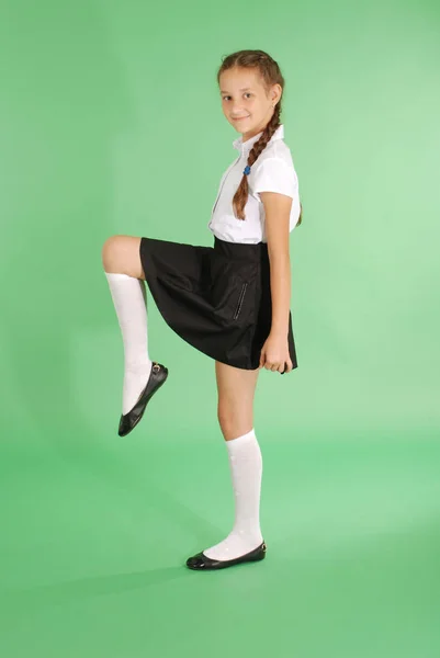 School meisje mooi tomboy verhogen haar been — Stockfoto
