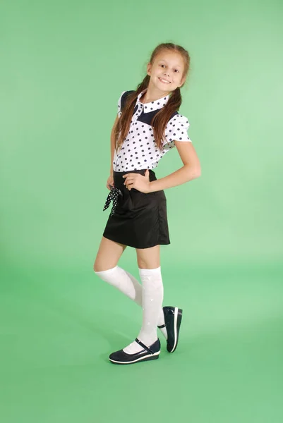 Hermosa chica joven en uniforme escolar —  Fotos de Stock