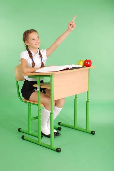 Meisje in een schooluniform verhogen hand vraag — Stockfoto