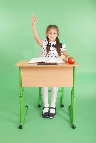 Chica en un uniforme escolar levantando la mano para hacer una pregunta —  Fotos de Stock